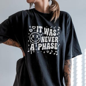 Camiseta retro "Nunca fue una fase" / Camiseta unisex de manga corta / Colores cómodos 1717 / Ropa alternativa / Letras retro emo, divertidas, música punk rock