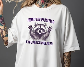 Festhalten Partner ich bin überreizt Waschbär T-shirt | Unisex Kurzarm T-Shirt | Wohlfühlfarben 1717