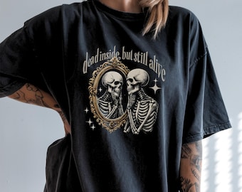 Camiseta de esqueleto "Muerto por dentro pero aún vivo"/Camiseta unisex de manga corta/Colores cómodos 1717/Ropa alternativa/Espejo divertido de calavera gótica emo