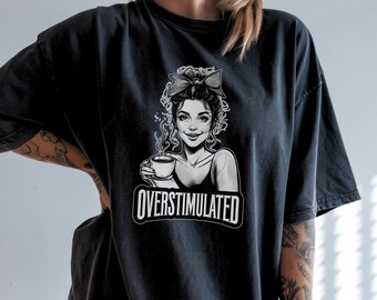 Overstimulated - Coffee Messy Frauen T-Shirt | Unisex Kurzarm T-Shirt | Wohlfühlfarben 1717 | Mom Club lustiges Shirt | Mama Muttertags Geschenk