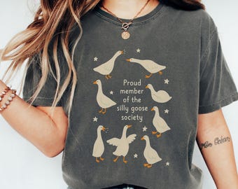 Camiseta "Miembro orgulloso de la Sociedad del Ganso Tonto" / Colores cómodos 1717 / Divertida camiseta con gráficos de gansos / Amante de los gansos / Regalo de animal adorable