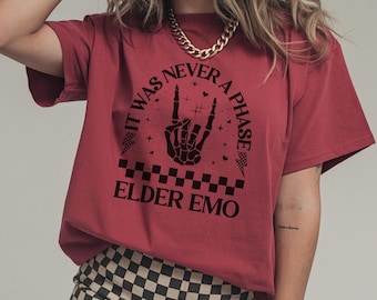 Camiseta unisex de manga corta con calavera y diseño de emo anciano. Colores cómodos. Música punk rock, emo, gótico alternativo y divertida.