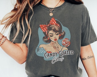Süßigkeitsüberzogenes Chaos Pinup T-shirt | Unisex Kurzarm T-Shirt | Wohlfühlfarben 1717 | Alt Kleidung | Süßes lustiges Pinup 50's Retro Geschenk für Mama