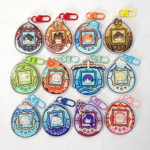 Puede incluir: Doce llaveros coloridos con forma de Tamagotchi, cada uno con un personaje de anime diferente. Los llaveros están hechos de plástico transparente con un diseño colorido y un anillo de metal para sujetarlos a una bolsa o llavero.
