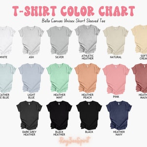Pu&ograve; includere: Tabella colori che mostra 18 diversi colori di magliette. La tabella &egrave; etichettata "T-Shirt Color Chart" e "Bella Canvas Unisex Short Sleeved Tee".