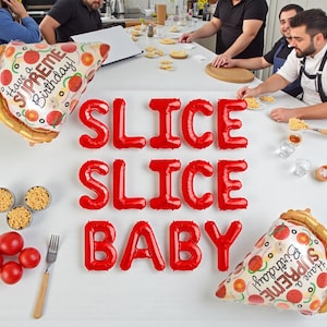 Puede incluir: Una escena festiva con globos con forma de pizza y globos con letras rojas que deletrean "SLICE SLICE BABY". Los globos de pizza tienen el texto "Have a SUPREME Birthday!" y están decorados con gráficos de tomate y pepperoni. Otros elementos incluyen tomates, cuencos pequeños y un tenedor.