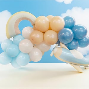 Kit de arco de globos de avión: decoración retro para fiesta de cumpleaños infantil con arcoíris y cielo azul.