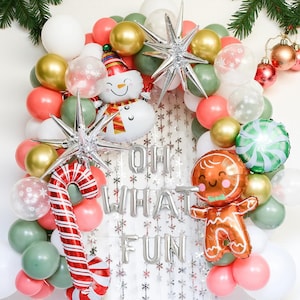Kit de guirnalda de globos navideños de Friendsmas: globos de jengibre, bastón de caramelo y muñeco de nieve.