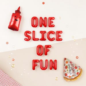 Puede incluir: Imagen festiva con globos rojos de aluminio que deletrean "ONE SLICE OF FUN". Un globo rojo con forma de botella de ketchup con una cara sonriente está a la izquierda. Un globo con forma de porción de pizza está a la derecha. Confeti esparcido.