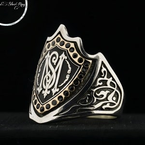 Anillo Zihgir de plata con diseño de escudo de arquero de pulgar de caballero, letra Taki personalizable, anillo de regalo para él, Design Wonders
