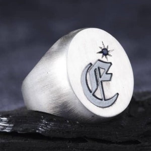 Anillo de plata blanca turca para hombre con motivo de media luna y sol, anillo con letra inicial personalizada, regalo único de San Valentín para él