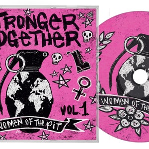 Puede incluir: Una caja y un disco de CD con fondo rosa e ilustraciones negras. La caja dice "STRONGER TOGETHER" y "WOMEN OF THE PIT VOL. 1". El disco presenta una granada con un diseño de mapa del mundo y el texto "WOMEN OF THE PIT".