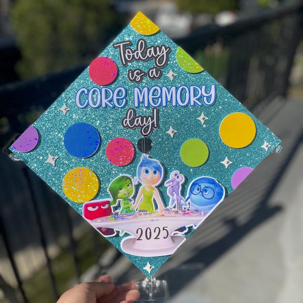 Adorno para birrete de graduación, promoción de 2026. Por dentro y por fuera, con purpurina.