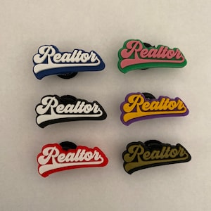 Può includere: Sei ciondoli per scarpe con la parola "Realtor" in un font retrò. I ciondoli sono disponibili in diversi colori: blu, verde, viola, giallo, rosso e nero.