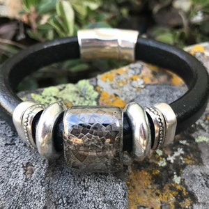 Lederarmband mit Perlen, Unisex-Stil, Geschenke für Ihn, Schmuck für Sie, handgefertigter Schmuck aus Montana - Stilname ""Glacier"""
