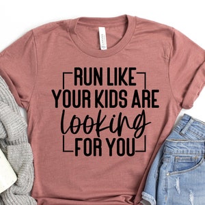 K&ouml;nnte beinhalten: Ein mauvefarbenes T-Shirt mit dem Text "Run like your kids are looking for you" in Schwarz.