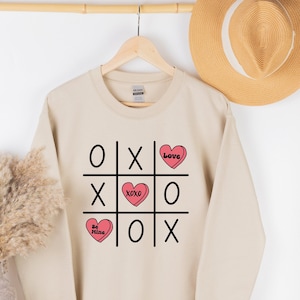Valentine Shirt XOXO Tic Tac Toe Valentines Shirts for Women Love Heart Cute Crewneck Pullover Women Shirt Gift For Her Wife