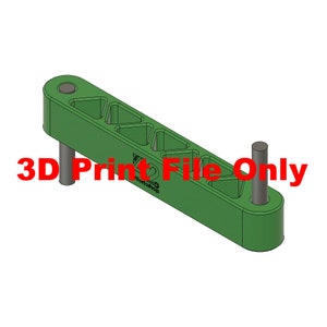 Könnte beinhalten: Ein grüner 3D-gedruckter Lehre mit fünf dreieckigen Ausschnitten und zwei Metallstiften. Die Lehre ist mit "3D Print File Only" beschriftet.