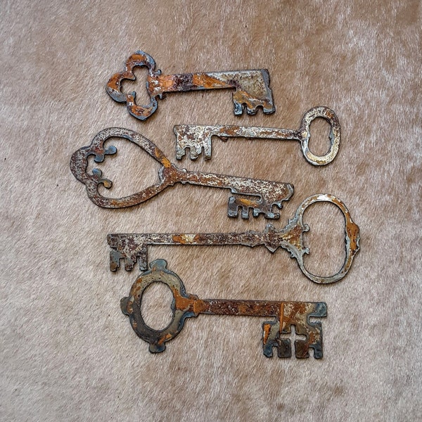 Rusty Metal Vintage Skeleton Keys, Set of 5, Signs, Crafts, Ornaments, Stencils, Wall Decor