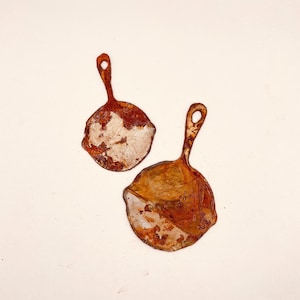Cast Iron Skillet Duo, Rustic Rusty Metal Decor | Plasma Cut Ornament | 3 Inches
