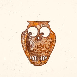 Peut inclure: Une découpe de hibou en métal rouillé avec de grands yeux. Le hibou est un symbole populaire de sagesse et de connaissance.