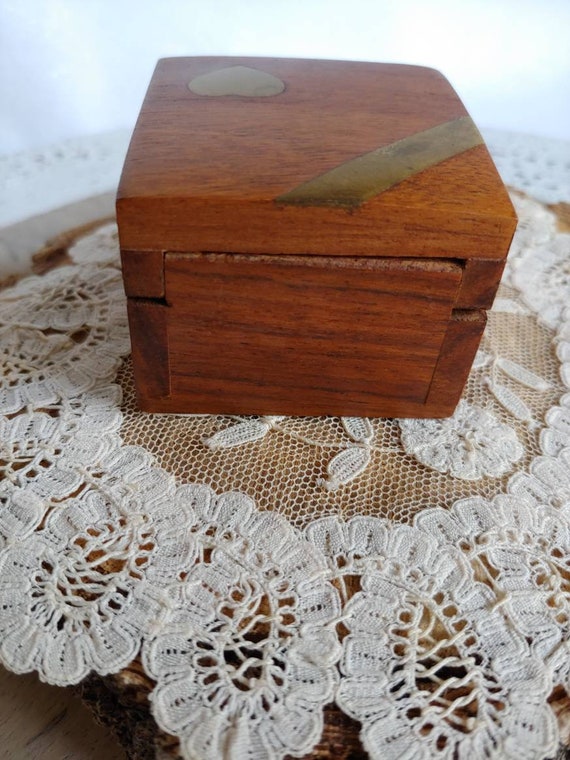 Vintage Heart Wood Small Box, Ring Box, Brass Inl… - image 4