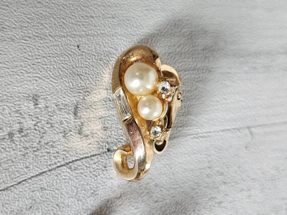 Vintage Trifari Gold and Faux Pearl Diamonds Clip… - image 2