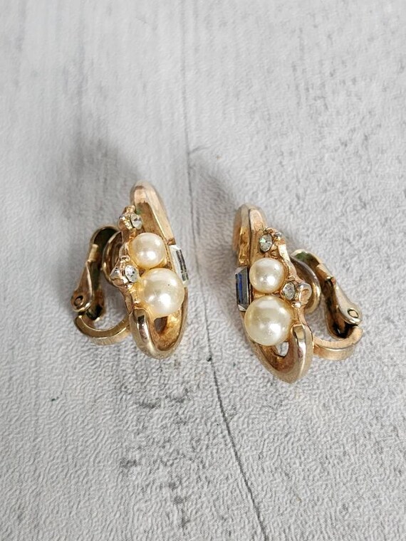 Vintage Trifari Gold and Faux Pearl Diamonds Clip… - image 6