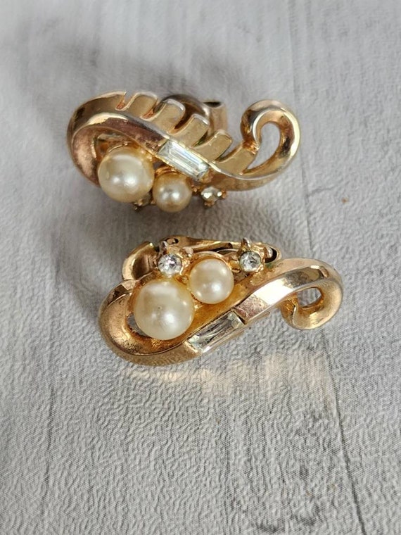 Vintage Trifari Gold and Faux Pearl Diamonds Clip… - image 1