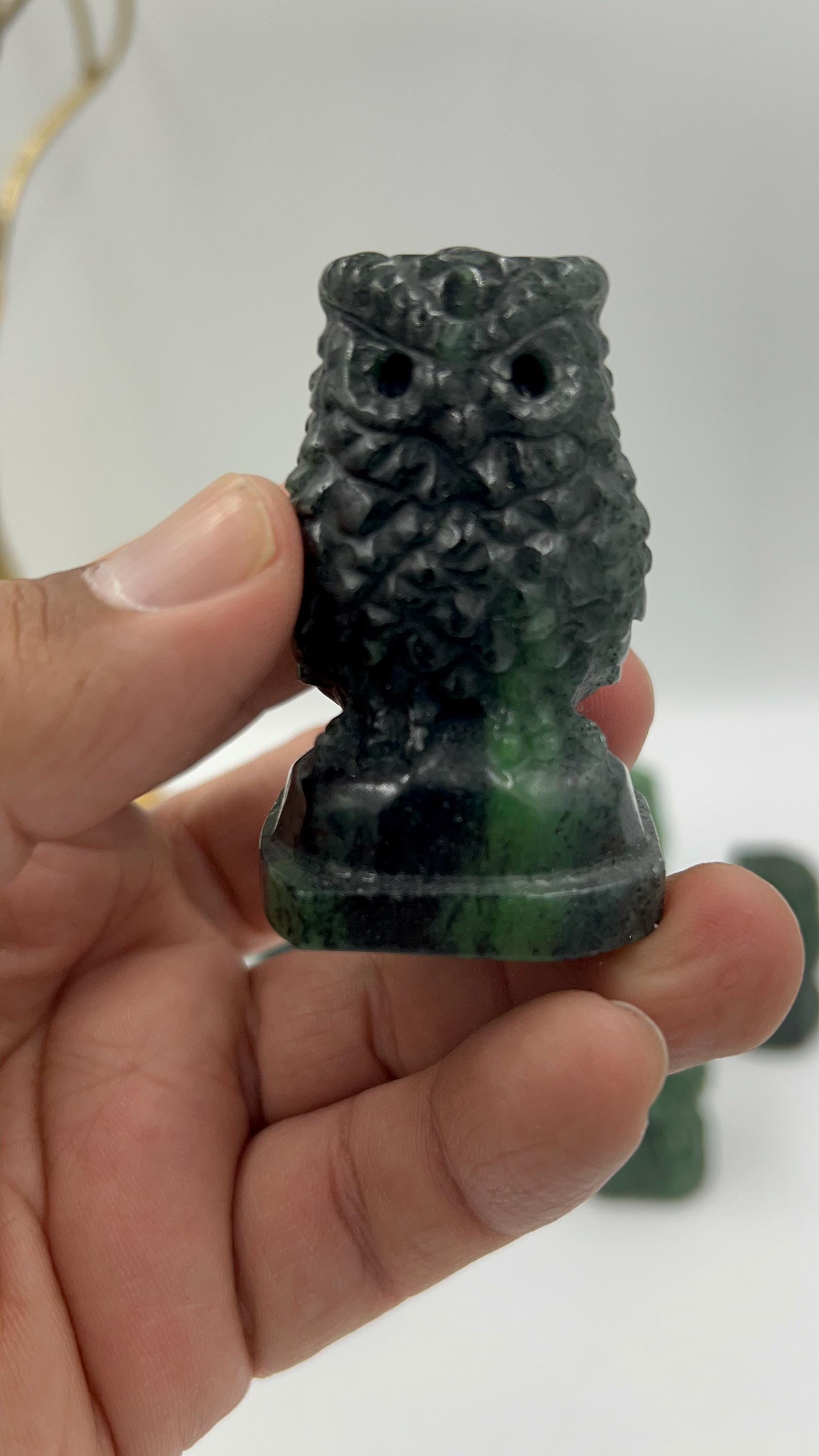 ルビーゾイサイトフクロウの彫刻 - Etsy 日本