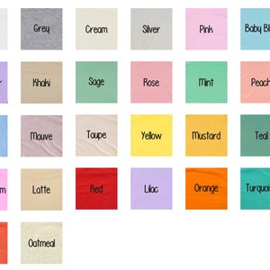 Op de afbeelding: Een kleurenkaart met 24 stofstalen, elk met een kleurnaam gelabeld. De kleuren omvatten wit, grijs, cr&egrave;me, zilver, roze, babyblauw, lavendel, kaki, salie, roze, mint, perzik, denim, mauve, taupe, geel, mosterd, teal, bubblegum, latte, rood, lila, oranje, turquoise, koraal en havermout.