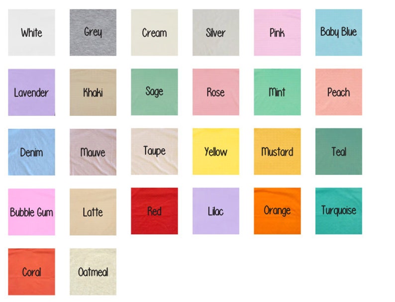 Op de afbeelding: Een kleurenkaart met 24 stofstalen, elk met een kleurnaam gelabeld. De kleuren omvatten wit, grijs, cr&egrave;me, zilver, roze, babyblauw, lavendel, kaki, salie, roze, mint, perzik, denim, mauve, taupe, geel, mosterd, teal, bubblegum, latte, rood, lila, oranje, turquoise, koraal en havermout.