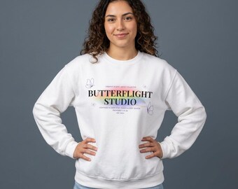 Butterflight Studio Logo-Sweatshirt mit Rundhalsausschnitt | Regenbogen-Aquarelltext