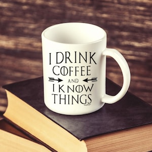 I Drink Coffee And I Know Things Keramische koffiemok met zwart handvat 11 of 15 oz