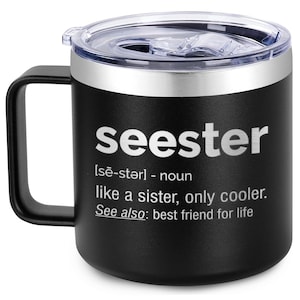 以下が含まれることがあります： 銀色の蓋と白い文字で「seester [sē-stər] - noun like a sister, only cooler. See also: best friend for life」と書かれた黒いステンレス製のトラベルマグ