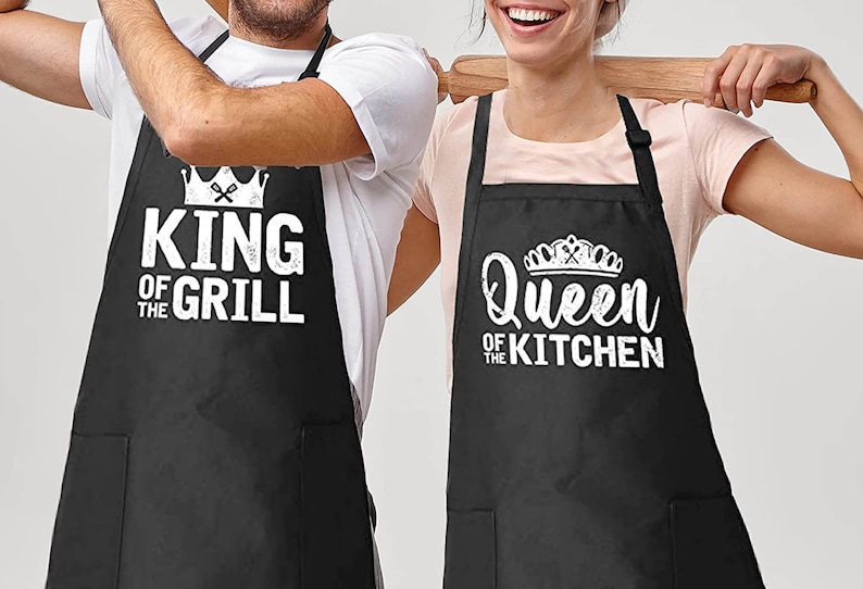 Set of 2 Apron King of the Grill, Queen of the Kitchen Funny Couples Matching Kitchen Chef Apron with Pockets, Adjustable Strap Couple Gift.