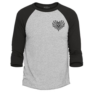 Herz Spinnennetz gruselige niedliche Halloween Tasche Raglan Baseball Shirt, Halloween Shirt, Pumpkin Spice Shirt, Skeleton Dancing, Hexenkostüm.