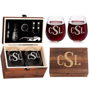 Gepersonaliseerde monogram 3 initialen stippen set van 2 wijnglazen zonder steel 15 oz. Met accessoires en houten kist Aanpasbaar gegraveerd cadeau