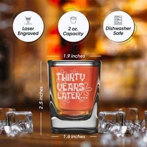 Peut inclure: Un verre &agrave; shot transparent avec le texte "THIRTY YEARS LATER..." en blanc. Le verre mesure 6,35 cm de haut, 4,83 cm de large et contient 59 ml. Il est grav&eacute; au laser et lavable au lave-vaisselle. Le verre &agrave; shot mesure 4,06 cm de profondeur.