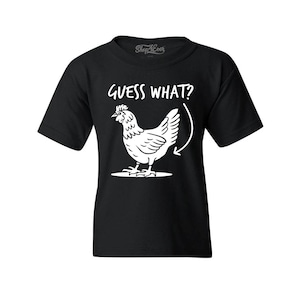 Puede incluir: Camiseta negra con una ilustración de pollo blanca y el texto "GUESS WHAT?" impreso en la parte delantera.