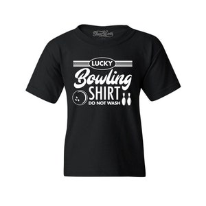 Può includere: Maglietta nera con testo bianco che recita "Lucky Bowling Shirt Do Not Wash" con una grafica di una palla da bowling e birilli.