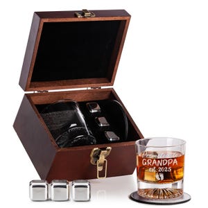Das zum Opa hergestellte Whisky-Geschenkset 2025 enthält Glas, Lederuntersetzer und Edelstahl-Whiskysteine aus Premium-Holzbox.