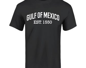 Camiseta Golfo do México Est. 1550, Camiseta do Golfo do México, Camiseta Mexicana, Golfo do México, Camiseta Política.