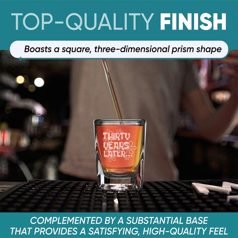 Peut inclure: Un verre &agrave; shot transparent avec le texte "THIRTY YEARS LATER" en blanc. Le verre est rempli d'un liquide orange et est pos&eacute; sur une surface noire. Le haut de l'image indique "TOP-QUALITY FINISH".