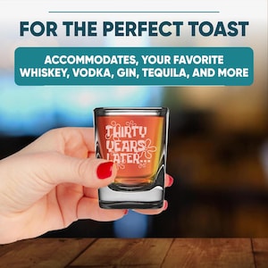 Peut inclure: Un verre &agrave; shot transparent avec le texte "THIRTY YEARS LATER..." en blanc. Le verre est rempli d'un liquide orange. L'image comprend &eacute;galement le texte "FOR THE PERFECT TOAST" et "ACCOMMODATES, YOUR FAVORITE WHISKEY, VODKA, GIN, TEQUILA, AND MORE".