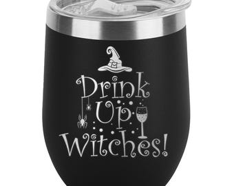 Drinking Up Witches gegraveerde geïsoleerde roestvrijstalen wijnbeker met deksel 12 oz. Wijnbeker, Halloween-beker, wijnliefhebber.
