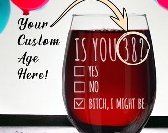 Regali di compleanno personalizzati. Hai un'età personalizzata? Calice da vino senza stelo inciso, regalo di compleanno divertente. Idee regalo di compleanno. Regalo per colleghi.