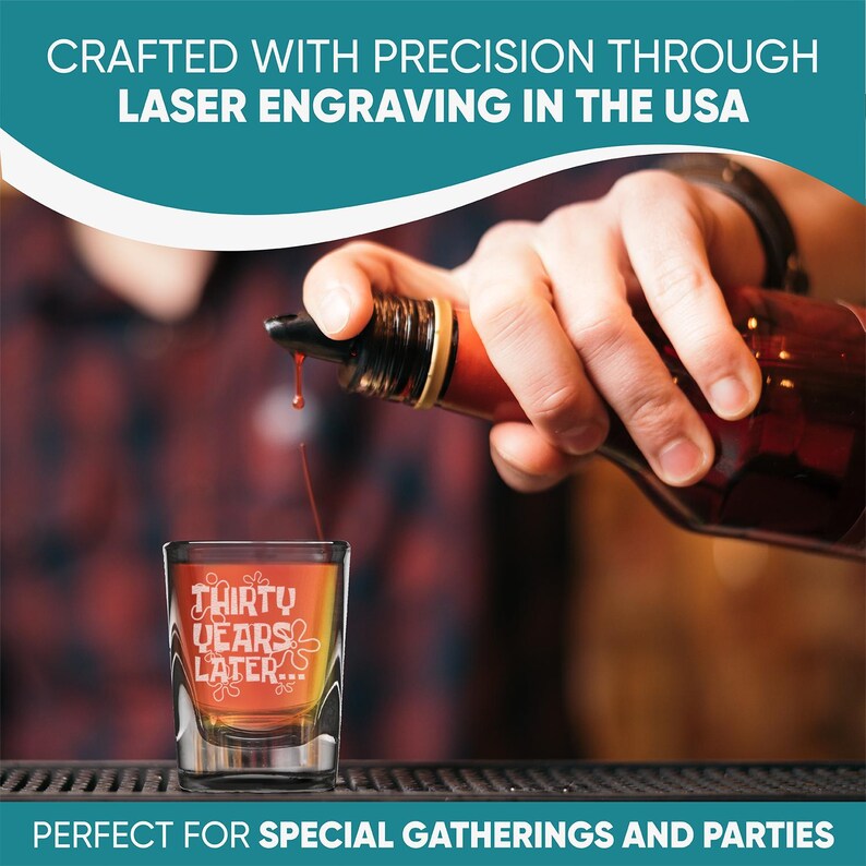 Peut inclure: Un verre &agrave; shot avec le texte "THIRTY YEARS LATER..." est rempli d'un liquide fonc&eacute;. L'image comprend le texte "CRAFTED WITH PRECISION THROUGH LASER ENGRAVING IN THE USA" et "PERFECT FOR SPECIAL GATHERINGS AND PARTIES".