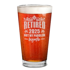 Bicchiere da birra da pinta con incisione &quot;In pensione 2025, non è più un mio problema&quot;, da 473 ml. Regalo per pensionati, colleghi e papà.