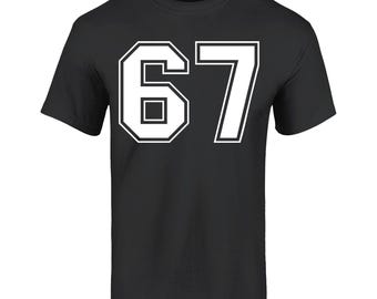 Maglietta con il numero 67 Six Seven Varsity. Maglietta con meme 67. Maglietta con un numero divertente. Regalo di Natale per lui o per lei. Maglietta virale alla moda.